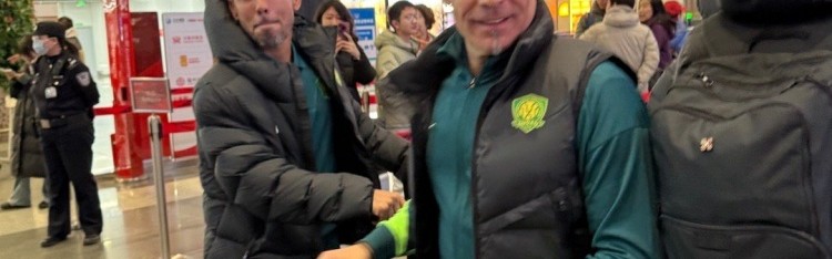 星空体育app-球迷晒照：原成都蓉城教练汉斯、罗德里戈随北京国安出发冬训