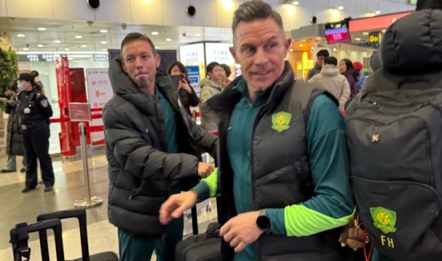 星空体育app-球迷晒照：原成都蓉城教练汉斯、罗德里戈随北京国安出发冬训